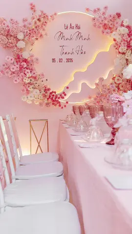 Chúng mình khai xuân năm 2025 với gam màu hồng trong trẻo, điểm nhấn với một ít chi tiết lượn sóng làm nổi bật không gian gia tiên ngày ăn hỏi #decor #bridal #bienhoa #bìnhduong #vietnam 