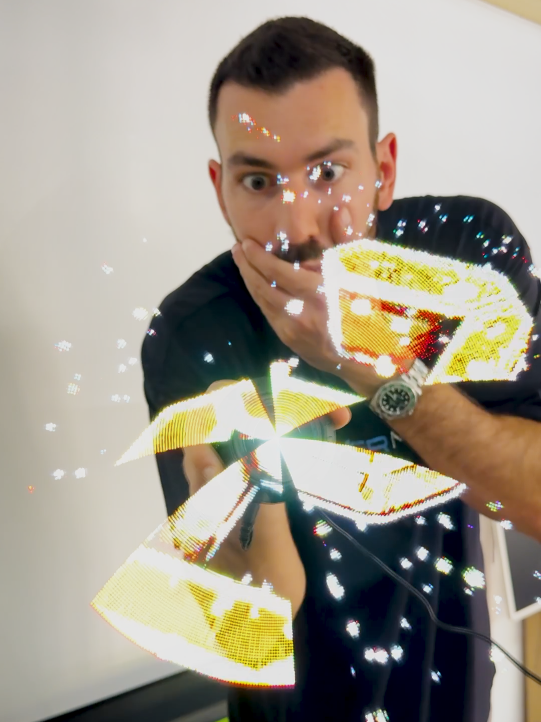 Esse projetor de HOLLYWOOD cria HOLOGRAMAS GIRATÓRIOS em tempo real! 🎬🌈 ✅Link do produto na Bio 👉@eusoubarone (produto 1333 projetor holograma)