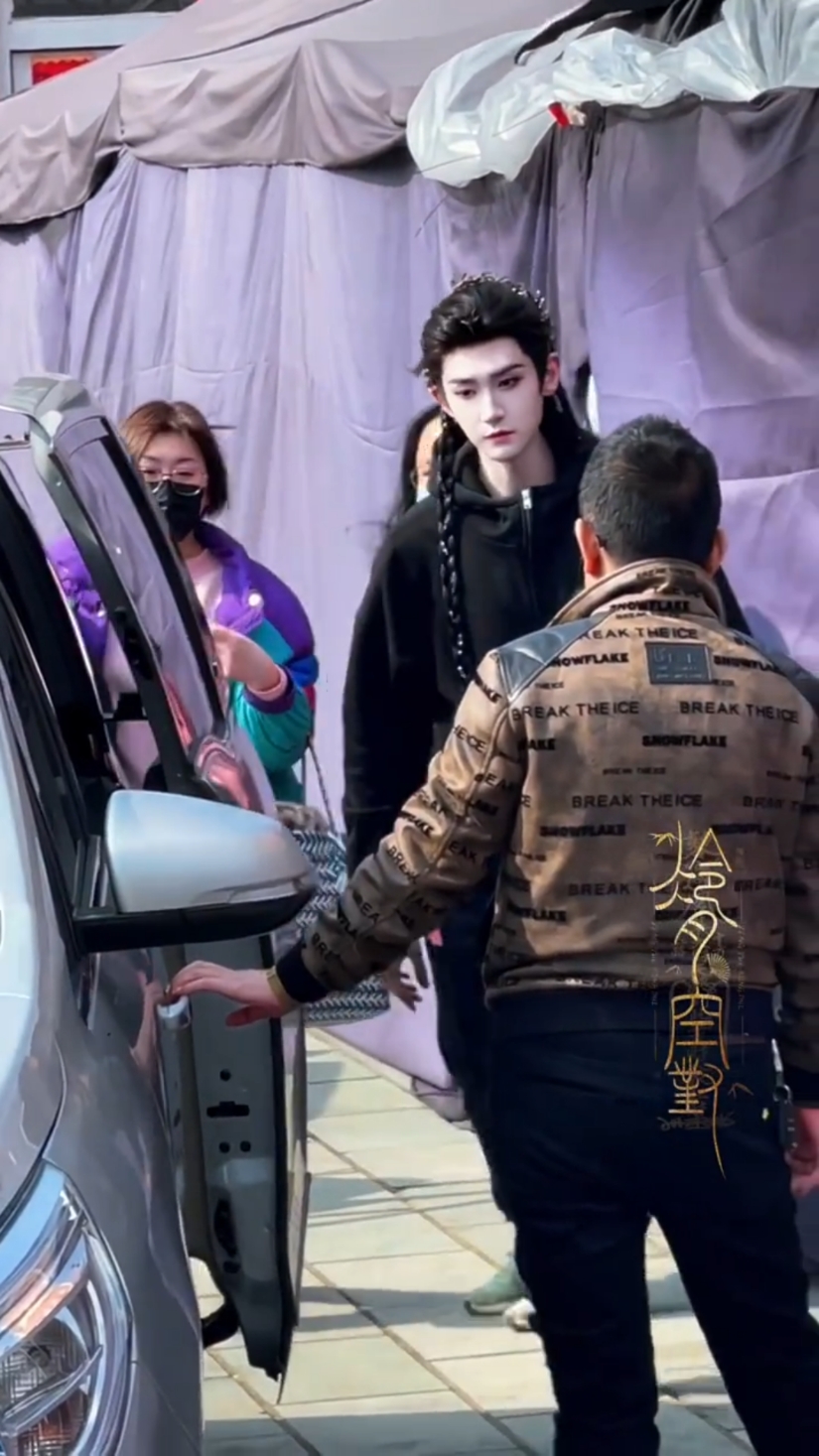 Xem danh sách diễn viên và vai diễn đi kèm thì không biết ổng sẽ đóng vai gì, nhưng tạo hình của ảnh đẹp zai thế này thì tui yên tâm rồi😂😂😂😂😂  #汪铎 #UôngĐạc #月鳞绮纪 #NguyệtLânỶKỷ 