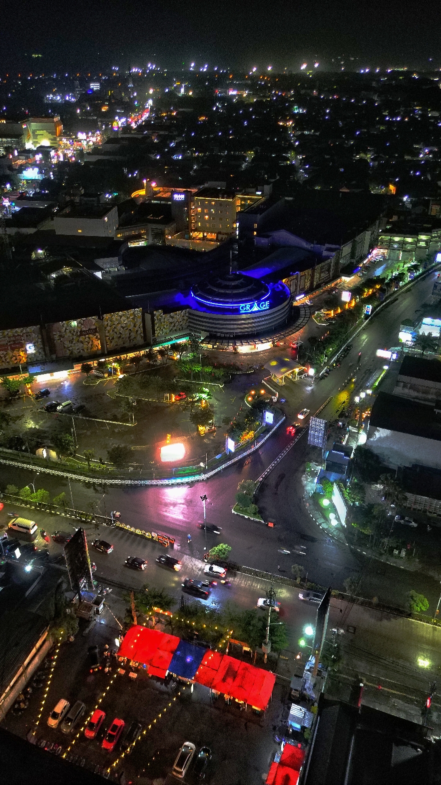 kota dengan banyak nya jalan berlubang ketika malam hari... #kotacirebon #gragemallcirebon #cirebontiktok #djiindonesia #dronevideography 