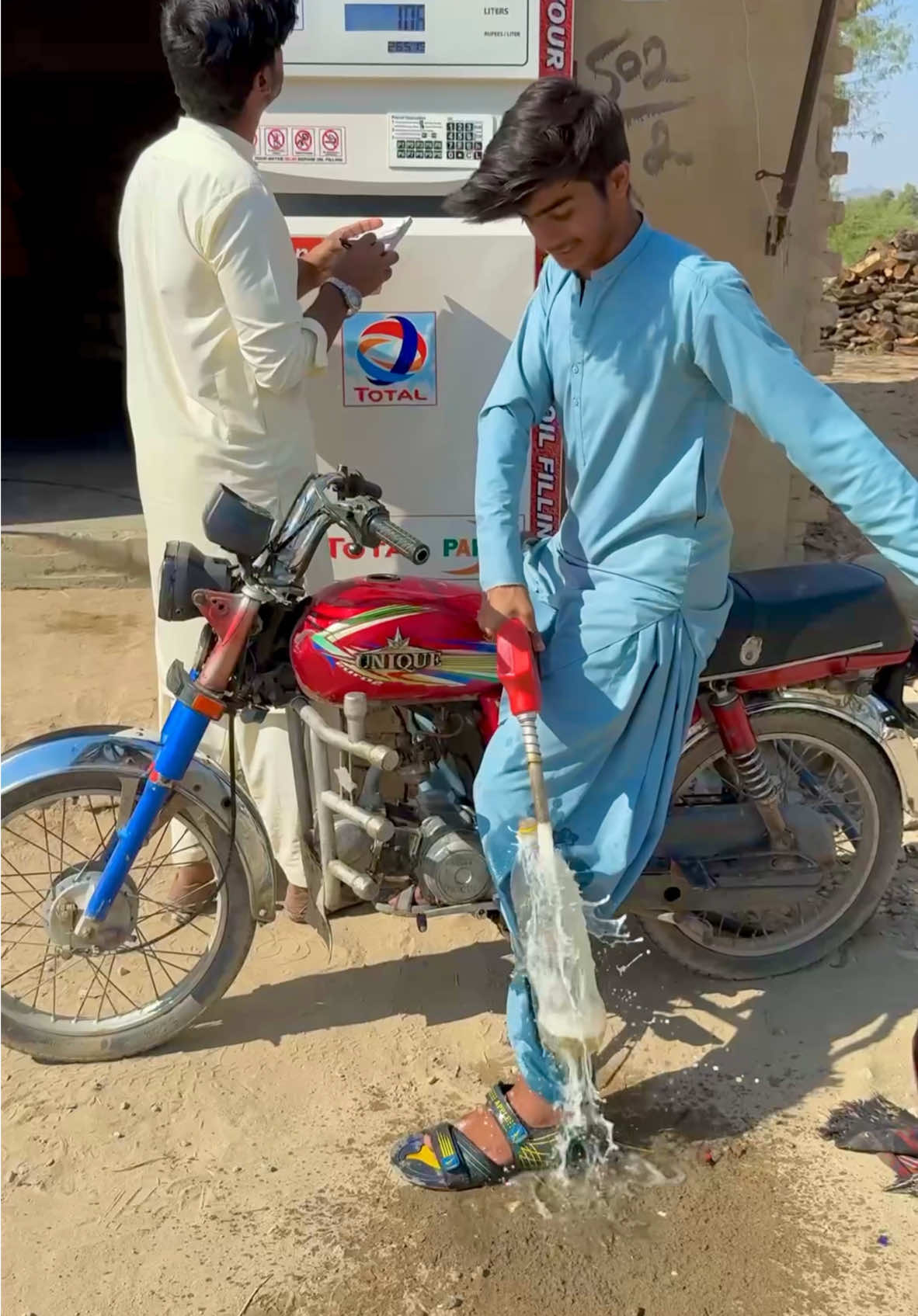 Petrol ⛽️ chori ka Anjam😡#crazyproduction01 #flypシ #teammts #trending #funnyvideo #usa🇺🇸 #shahzadayoub4 #zamzamelectronics #funnyclips #funnyvideo #viralvideo #funnymemes #viral_video #fiazfk 