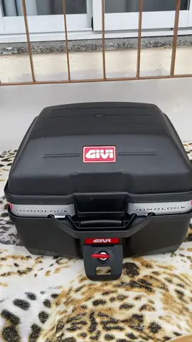 Baú MonoClock Givi 27L #motolife #moto #dicasdemoto #capacetes #bauletomoto 