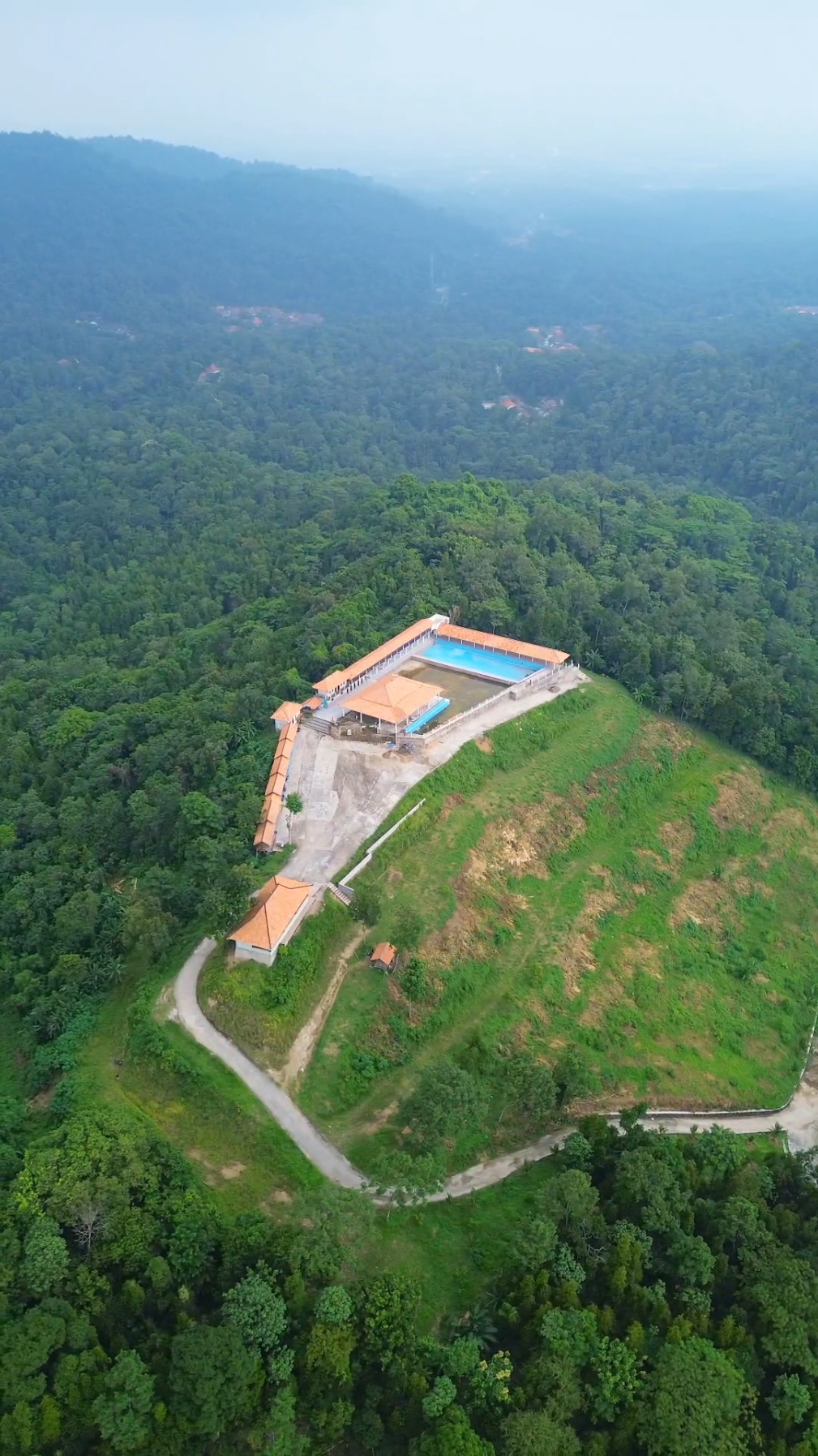 Ga pernah bosen tiap sore main ke sini. Pemandangan yang manjain mata, dan angin sepoi-sepoi nya emang bikin suasana jadi tenang. Puncak Cisawo, Serang, Banten. IB : @urrofi_  #fyp #drone #dji #djimini3 #djimmyneutrons #wonderfulindonesia #cinematic #aboutserang #infoserang #exploreserang #banten #serang 