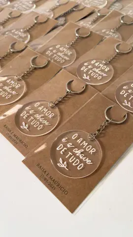 Chaveiros em #resina para #lembrancinha de #casamento 💍🤍