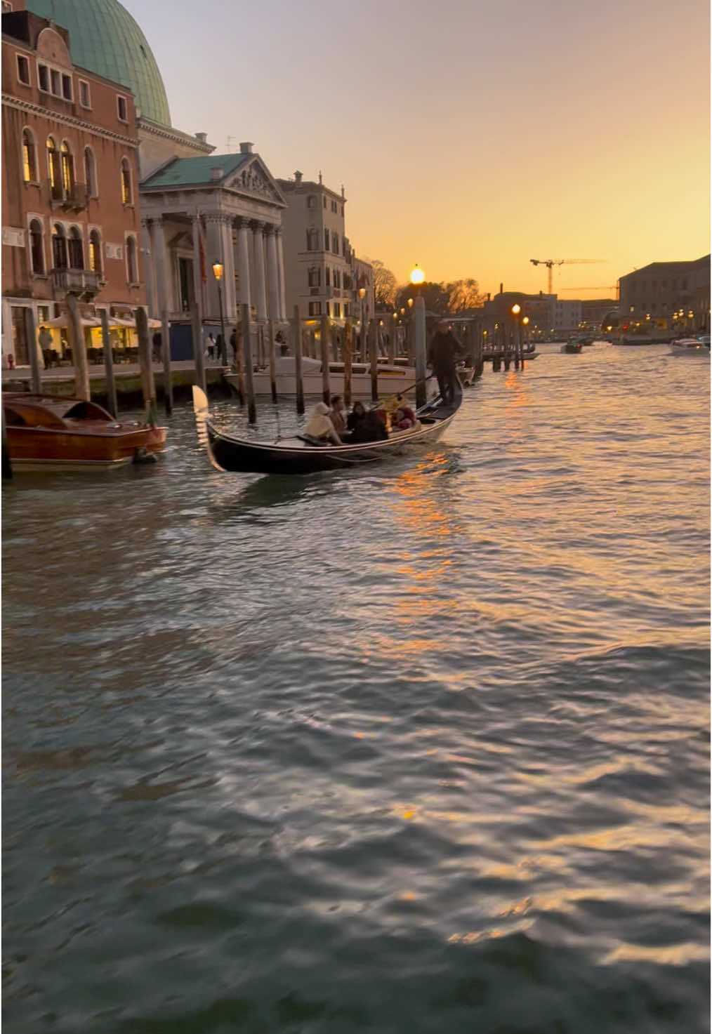 人生で一度は訪れたかったヴェネツィア🇮🇹 目に映るもの全てが言葉を失うほどの美しさで、人は優しさと笑顔に溢れていて、本当に素敵な街。自分の目で見て肌で感じたものは想像以上に素晴らしくて、本当に価値のある経験だった。 #venezia #italy #🇮🇹 #ヴェネツィア #ヴェネツィア旅行 #イタリア旅行 #イタリア #ヨーロッパ旅行 