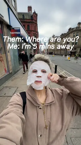 if we make plans please know i’m gonna be late😭 #makeuponthego #walkinggrwm #latemakeup #makeuphacks #fastmakeup 