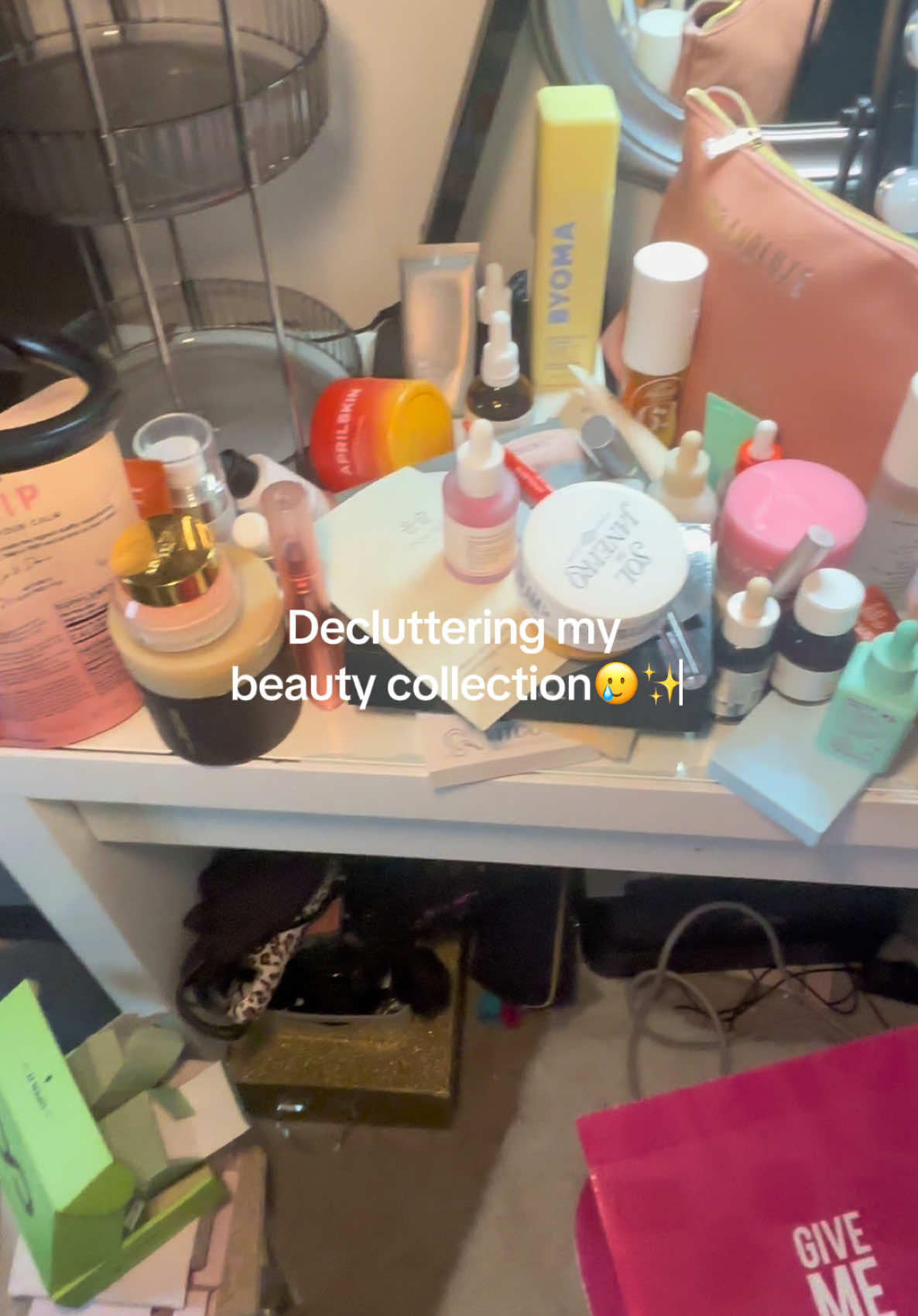 this has been on my to do list for the longest time!🥲declutter my beauty collection with me🤌🏻💕 #beautycollection #declutter #declutterwithme #vanity #CleanTok #fyp 