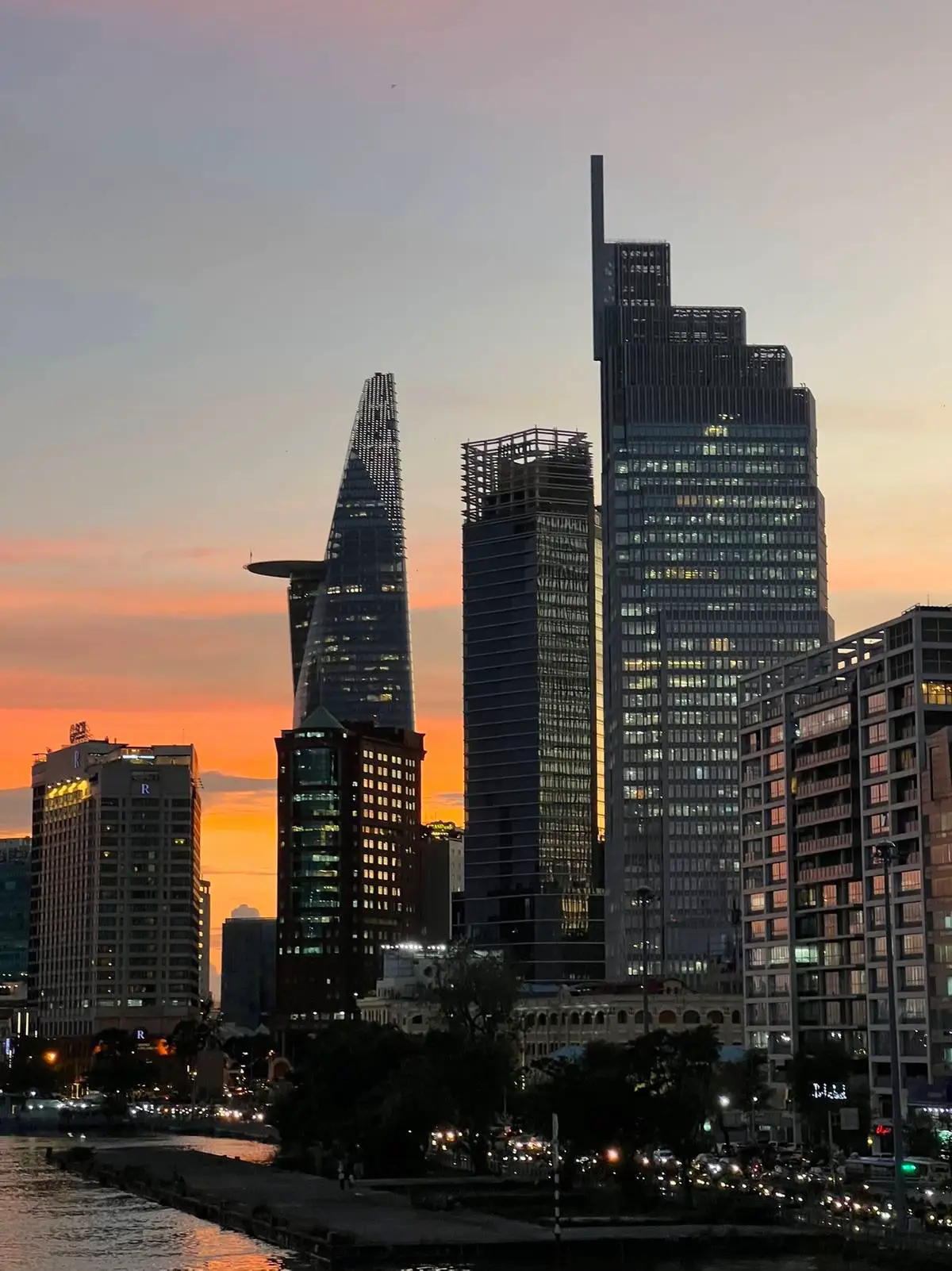 Hoàng hôn Sài Gòn những ngày đầu năm.#tâmtrạng #saigon #sunset #xuhuong 