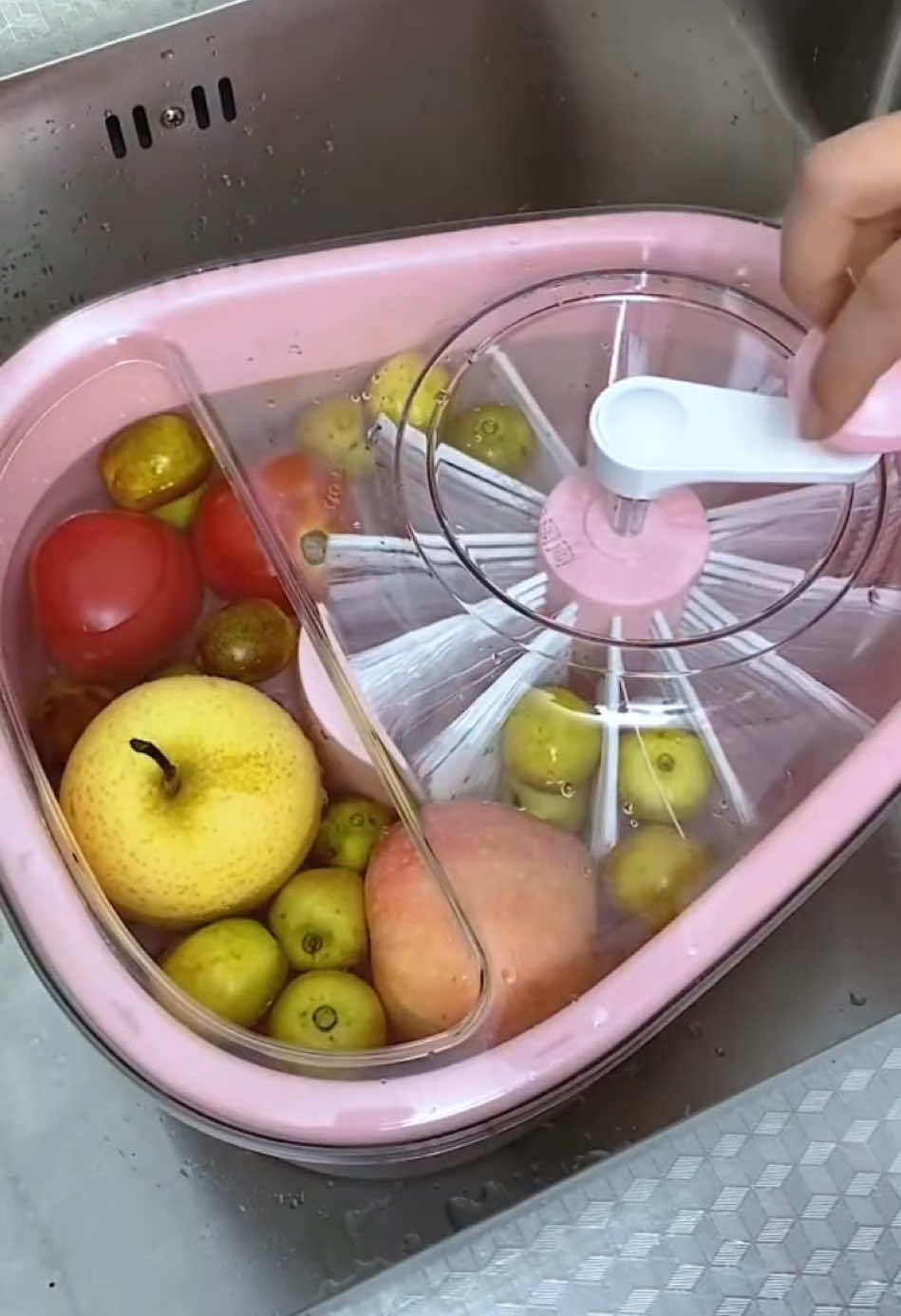 Easy to wash fruits😏#gadgets #coolstuff #coolgadgets #homegadgets #product #shopping #favoritefinds #LearnOnTikTok #tiktokmademebuyit #fyp 