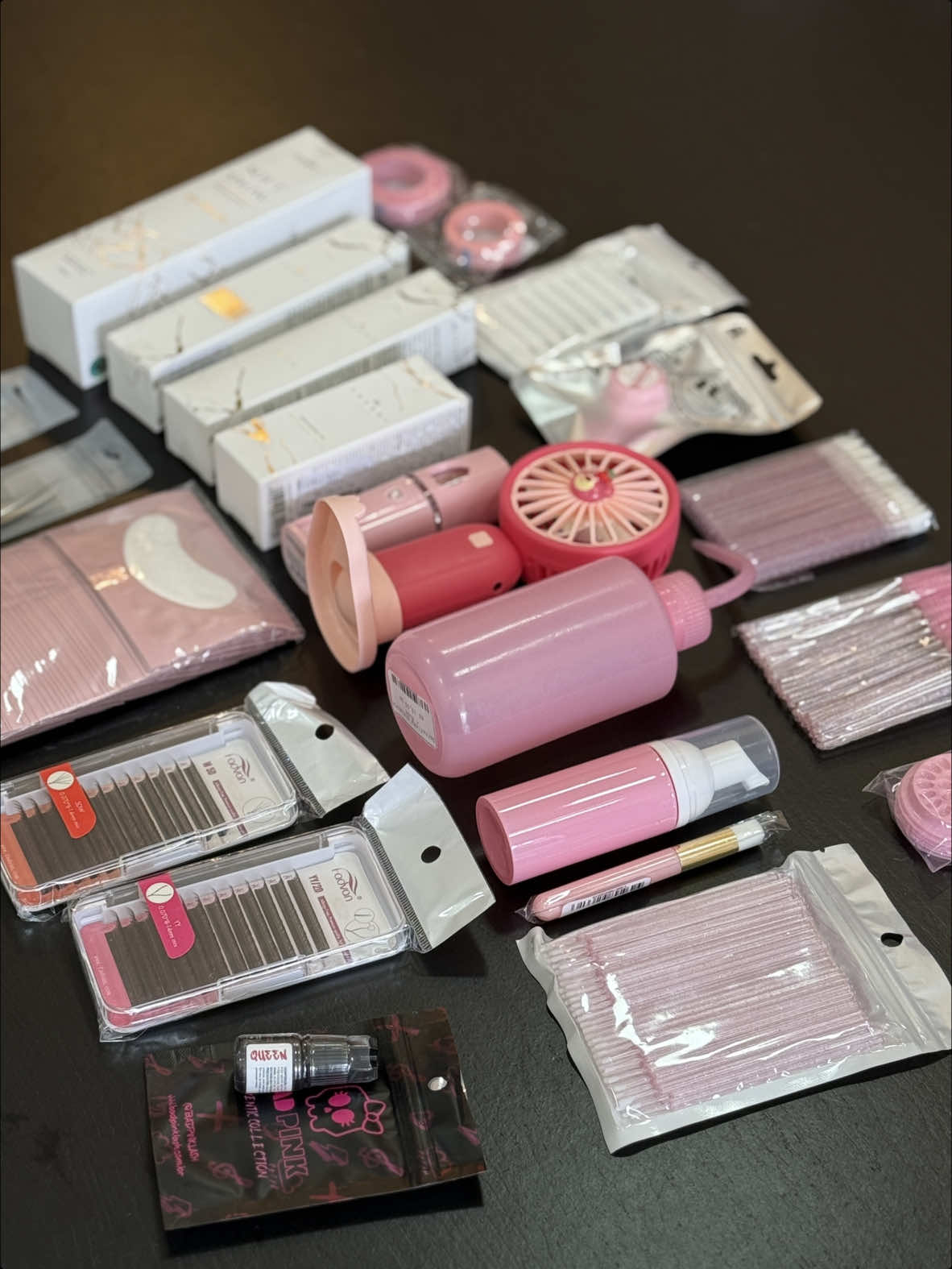 Kit para extensão de cílios super completo💖 Aqui você encontra tudo para cílios e sobrancelhas! Envios para todo Brasil, todos os dias📦 Venha fazer seu orçamento 47992173233! Siga a rede vizinha 7Kshoppingdoscilios 💖 #lojadecilios #kitextensaodecilios #volumerusso #lashes 