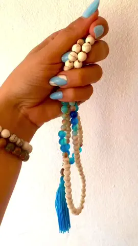 Criar um Japamala vai muito além de um trabalho pra mim. É um processo terapêutico, uma conexão com a energia das pedras e a intenção que cada peça carrega. ✨ Cada nó, cada conta passada pelo fio é um momento de presença, de entrega. Esse Japamala traz a calma e a serenidade da Ágata Azul, uma pedra que suaviza a mente e auxilia na comunicação com mais clareza e tranquilidade. Junto dela, a Howlita Bege traz equilíbrio emocional, paciência e proteção, ajudando a aliviar tensões e ansiedades. Mais do que um acessório, esse Japamala é um amuleto de boas energias, feito com propósito e carinho. 💙✨ #japamala #pedrasnaturais #meditaçao #yogaflow #boasenergias #cristaisepedras 