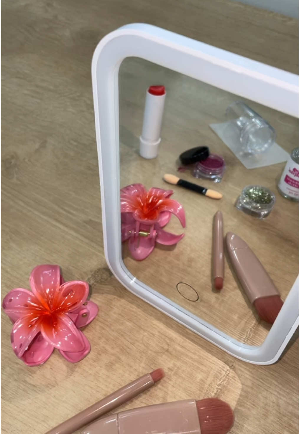 O Espelho de Mesa com LED Touch Recarregável é um item essencial para quem procura uma experiência mais prática e iluminada na hora de se maquiar. Seu design retangular e acabamento sofisticado permitem que ele se encaixe perfeitamente em qualquer ambiente, seja no quarto, banheiro ou em um cantinho de beleza. A tecnologia de iluminação LED, que circunda o espelho, garante uma luz suave e ideal para que você consiga aplicar sua maquiagem com precisão. O sistema touch é muito fácil de usar, permitindo que você ajuste a intensidade da luz com apenas um toque, ajustando conforme a necessidade e o ambiente. Acompanha um carregador, o que assegura que você esteja sempre pronto para usá-lo. Com esse espelho, você transforma a rotina de beleza, tornando o momento da maquiagem muito mais prático, eficiente e iluminado. Sem dúvida, é a ferramenta ideal para quem busca qualidade e estilo no dia a dia. #explorepage✨ #espelho #foryy #led #viral_video #acessorios #skincare #2025 