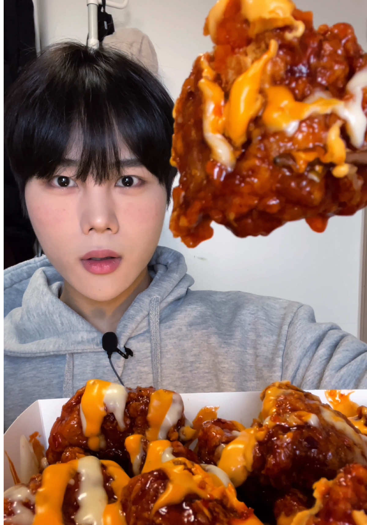 맘스터치 핫치즈싸이순살 먹방입니다! 핫치즈빅싸이순살 치킨이랑 치밥은 사랑입니다!! #먹방 #mukbang #mukbangasmr #mukbangfood #tiktokviral #chicken #spicychicken #eatingsounds #asmrtiktoks #koreanchicken #mukbangeatingshow 
