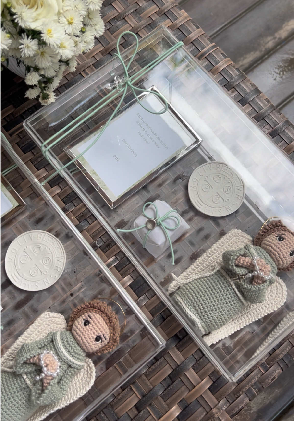 Decidi eu mesma criar a caixa dos padrinhos do batizado do meu filho ✨🤍  #batizado #lembrancinha #caixapadrinhos #lembrancinhaspersonalizadas 