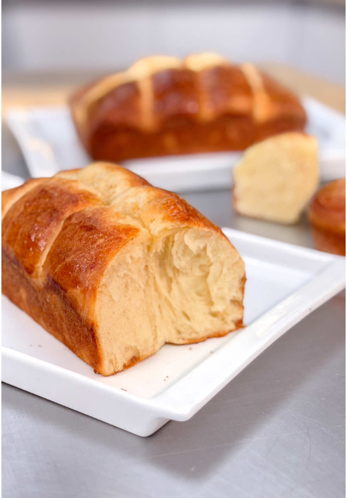 Prepara Pan Brioche fácil y esponjosito utilizando la batidora profesional de @KitchenAid Experience Store PE 👩🏻‍🍳🤍 [receta]  110gr leche fresca  8 levadura seca 600 harina s/p 50gr azúcar  5 huevos  7gr sal 190gr mantequilla s/sal   Pincélalo con huevo antes de hornear y con mantequilla recién salido del horno🤤 🍞Recuerda que para hacer masas con levadura solo debes batir hasta velocidad 2.  👌🏻La batidora profesional  la pueden encontrar en la Experience Store de KitchenAid ubicada en Avenida Angamos Oeste 544 Miraflores o en www.kitchenaid.pe para envíos a nivel nacional 👩🏻‍🍳#brioche #kitchenaid #hechoencasa #fyp 
