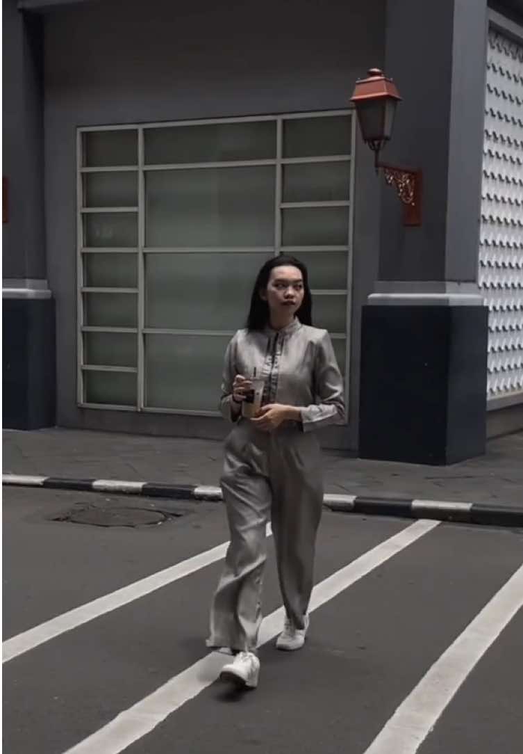 💥 Inspirasi street fashion yang nggak kalah keren dari catwalk. 🎯 Ayo, #FashionRunway di jalanan! Jangan ketinggalan tren street style 2025! 💃🏻  #OOTD #seutail #fashion #style #trendfashion #Runway #viral #fashiontiktok #streetwear #tiktokstyle #fashiontips #StreetFashion #trenfashion #fyp 