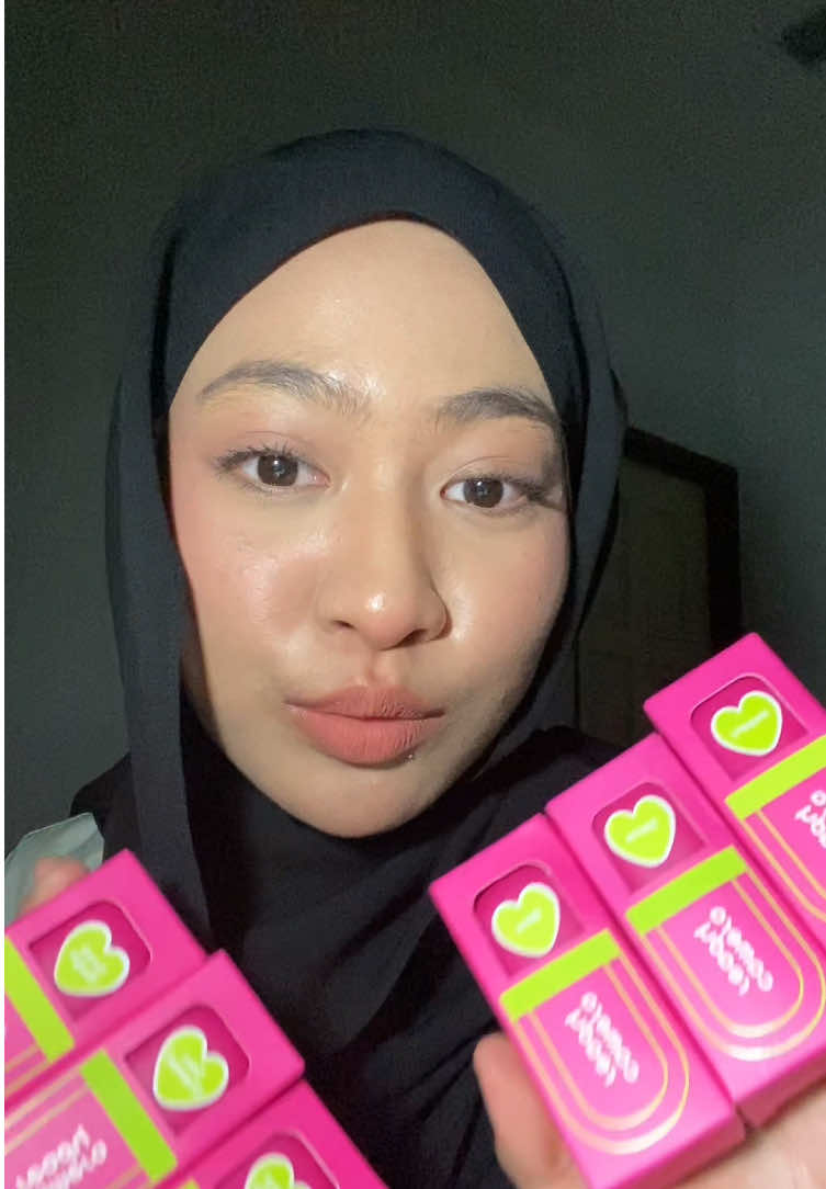 finally tried out @panna lab punya new lipmatte, and of course they never failed especially in texture wise <333 this is the swatches of camera ready lipmatte by them! #camerareadylipmatte #pannalablipmatte 