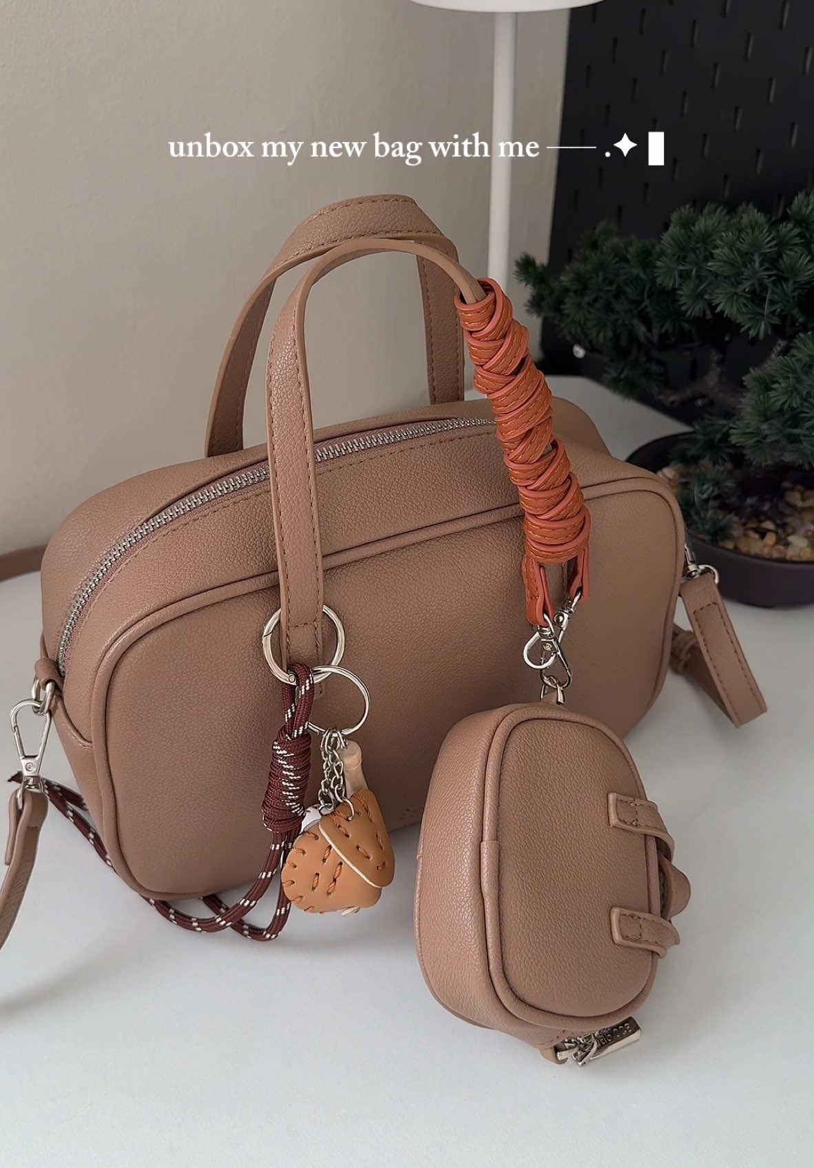 premium bag but affordable!! 😭 #tiktokshopfinds #slingbag #compactbag #handbag #brownbag #anikanik #bagkeychain #seagloca #giftideasforher #giftideas 