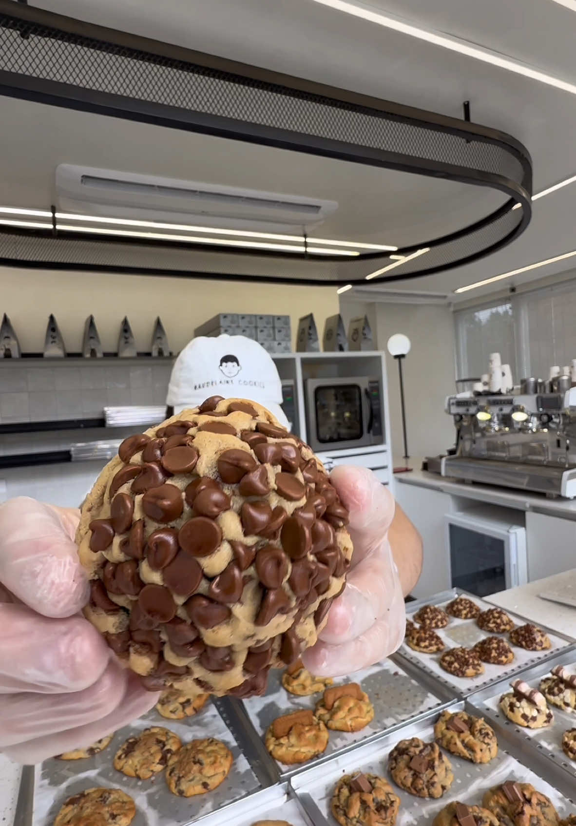 PROVANDO TODOS OS SABORES DA BAUDELAIRE COOKIES🍪🍪🍪🍪🍪🍪🍪🍪🍪 1. Baudelaire: recheado com nutella  2. KitKat: recheado com creme de KitKat  3. Lótus: recheado com creme de lótus e especiaria  4. Pistache: recheado com creme de pistache e chocolate ruby 5. Alpino Black: rech. com choc. Alpino, Branco e Meio Amargo 6. Belga Chips: sem recheio, manteiga tostada e choc. belga 7. Reese’s: com Reese’s e chocolate ao leite  8. Kinder: recheado com creme de kinder bueno  9. RedVelvet: recheado com brigadeiro de ninho  10. New York Nuts: sem recheio com nozes e choc. Belga 11. Ninho: massa de cacau e brigadeiro de ninho  12. Meio amargo: sem recheio, com choc. Meio amargo  13. Clássico: sem recheio com canela e chocolate ao leite  14. Ouro Branco: recheado com creme de ouro branco  15. Doce de Leite: recheado com doce de leite 16. Matchá: com matchá e chocolate branco  #cookies #baudelairecookies #cookiesrecheados #provandocookies #provandobaudelairecookies #fyp #viralfood #foryour #cookiesoftiktok #fyp #cookieslondrina #cookiesapucarana #flypシ #deliverylondrina #cookieowner 