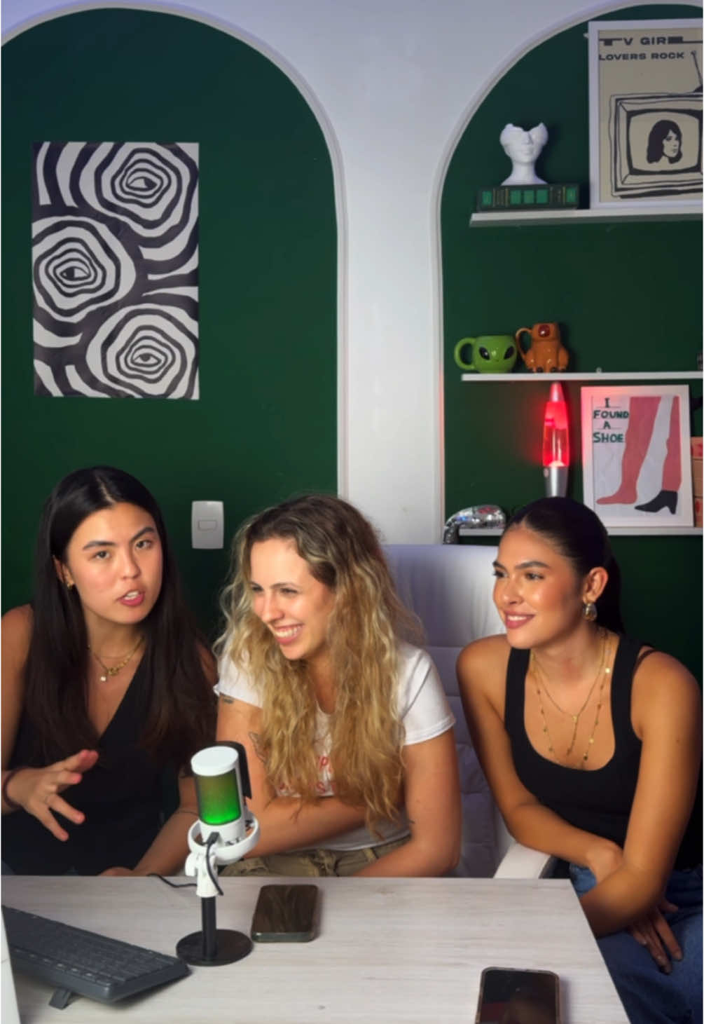 SAIU VÍDEO COMPLETO DESSE TRIO RESPONDENDO AS PERGUNTAS DE VOCÊS NO YOUTUBE!!!! 🫵🫵🫵 amo demais gravar com essas aqui, podem continuar engajando porque queremos mais! @miwa | lésbica de RI 🏳️‍🌈 @Fernanda Concon  #pravoce #tiktokbrasil #foryoupage #foryou #fyp #aprendanotiktok #relacoesinternacionais #tiktoknotícias 