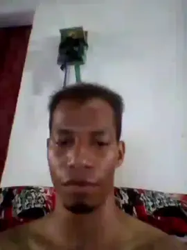 Um vídeo de um homem chorando viralizou na internet após ele desabafar sobre a saudade da sua amada. Com a frase: “Se alguém souber quem é ‘Neguinha’, manda essa abençoada voltar logo. O homem tá mal!”, a cena emocionou e arrancou risadas dos internautas. Que Neguinha veja isso e volte antes que a internet entre em campanha oficial!
