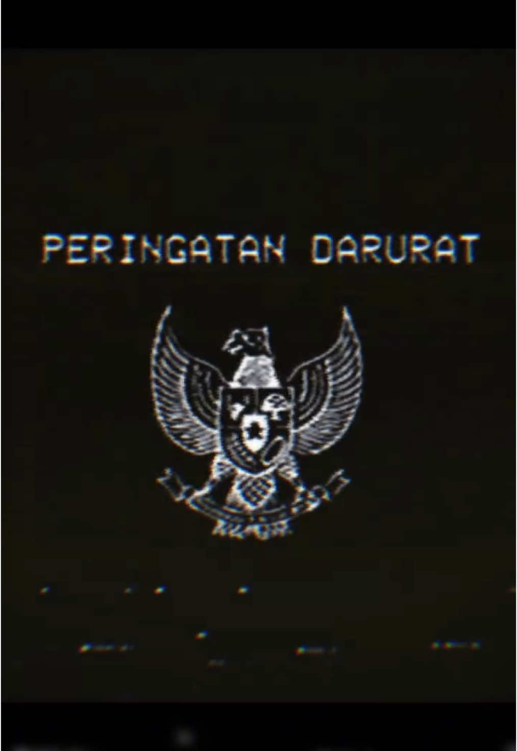 Bendera Peringatan Darurat Naik Lagi? Ada banyak kebijakan di 100 hari pertama Prabowo-Gibran yang dianggap bermasalah: - ﻿﻿Wacana pemotongan anggaran, sektor pendidikan dan kesehatan jadi program prioritas pendukung, bukan yang utama. - ﻿﻿Program makan bergizi gratis dianggap 'memaksa' padahal anggaran tipis, makanannya bermasalah dan pelaksanaannya terlalu melibatkan militer. - ﻿﻿Rakyat macet-macetan dan berdesakkan pakai transum, di sisi lain ada tokoh publik yang pakai kendaraan dari fasilitas negara dengan arogan di jalan, anggaran transum mau dipotong. - ﻿﻿Tunjangan kinerja dosen, guru dan ASN terancam tidak dibayarkan karena 'efisiensi anggaran'. - ﻿﻿Menteri ESDM berwacana untuk ikuti AS keluar dari Perjanjian Paris, padahal keadaan bumi & lingkungan sudah sangat parah. - ﻿﻿Kampus, koperasi & organisasi masyarakat malah disuruh untuk mengelola tambang, sementara BBM & bensin swasta dan LPG makin langka dan mahal! #peringatandarurat #peringatandarurat #aniesbaswedan #prabowo #jokowi #gibran 