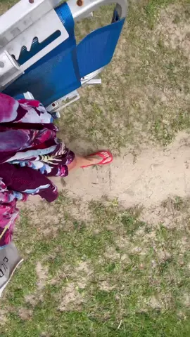 Bem melhor do que participar da trend, é criar a sua. Olha essas cores babilônicas. Depois, quando todo mundo tiver usando, não diz que a gente não avisou. 🤷‍♀️ #PraTodosVerem no vídeo temos uma mulher caminhando em diferentes cenários e com modelos diferentes de havaianas.