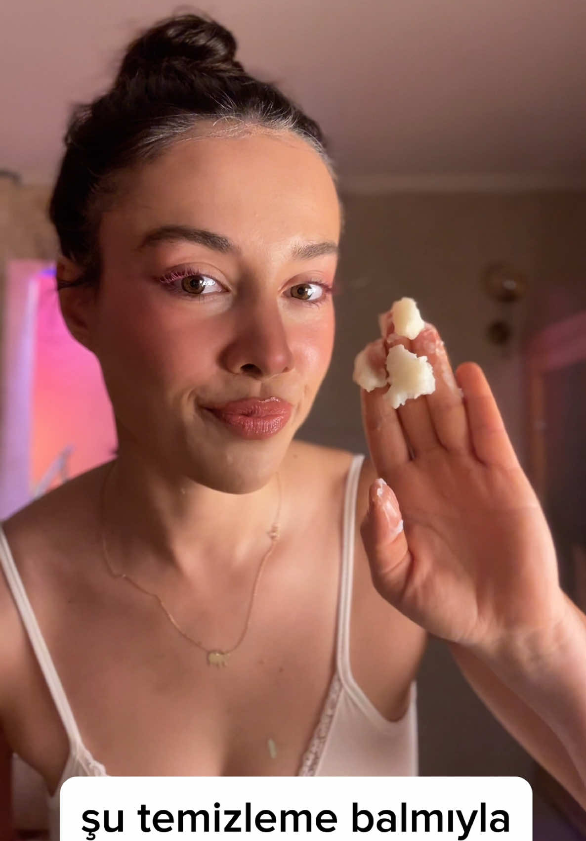 Yüzümdeki tonlarca makyajı temizleyelim 