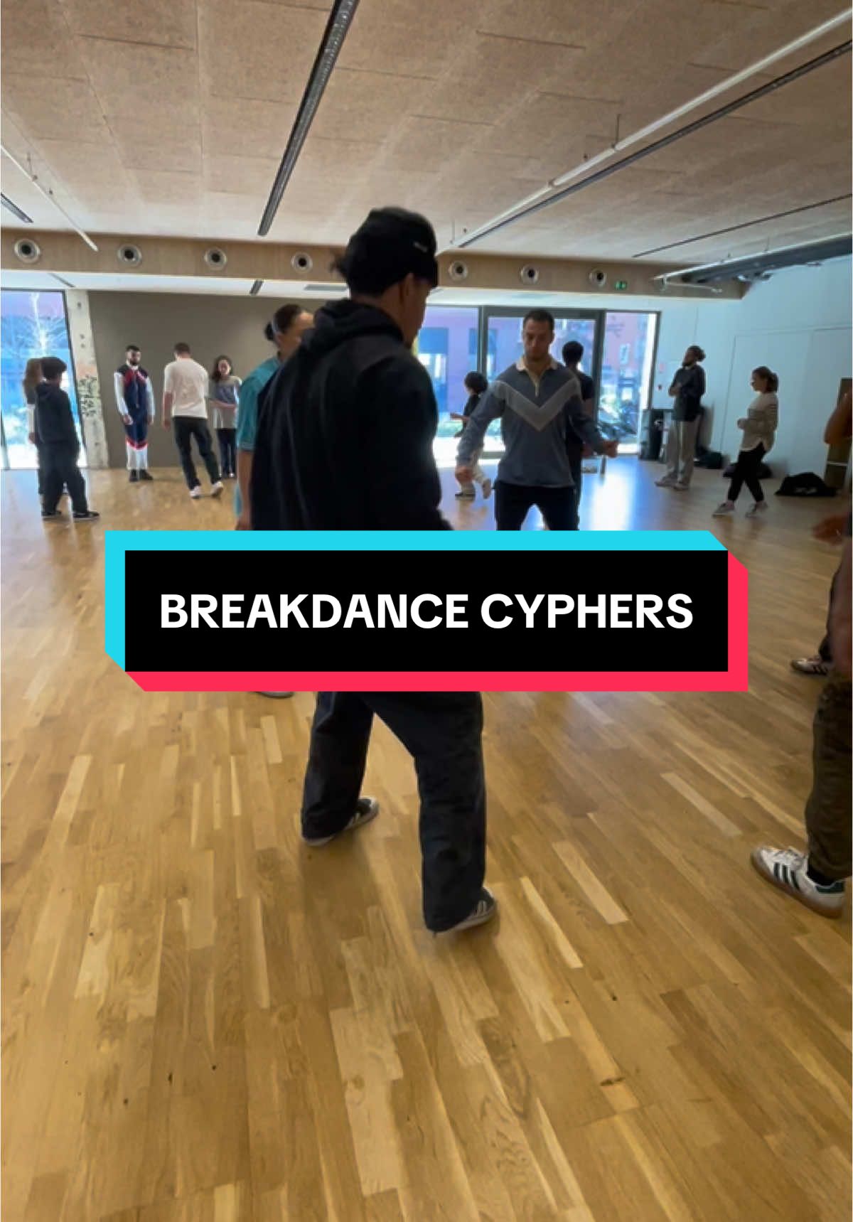 Top rock cyphers pendant le cours d’ados/adultes avec Bboy Khael tous les samedi aux halles de la cartoucherie 💥 #toprock #ecolebreakinschool #breakinschool #foryou #fyp #france 
