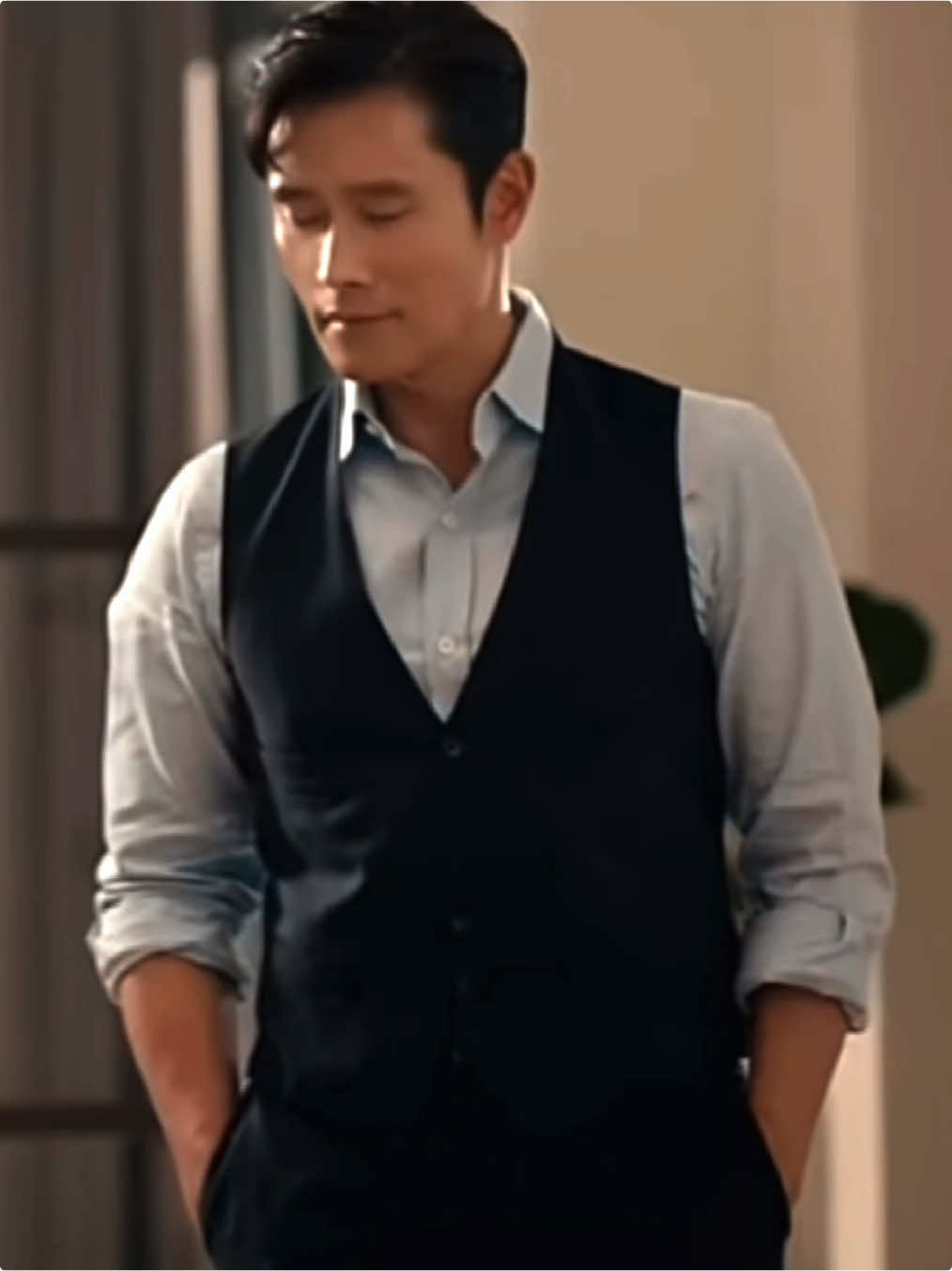 he looks so manly when he walks🫠🤤 #leebyunghun #byunghun #이병헌 #leebyunghun이병헌 #mrsunshine #eugenechoi #kdrama #actor #korea #fyp #tiktokkorea🇰🇷 #leebyunghun #xybca #CapCut 