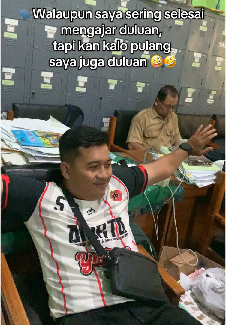 Jangan ya pak guru ✌🏼 Ini hanya keluar sebentar, P info sarapan? 😂 #gurupjok #berandatiktok #fyp #trending #foryou #foryoupage #justkonten 