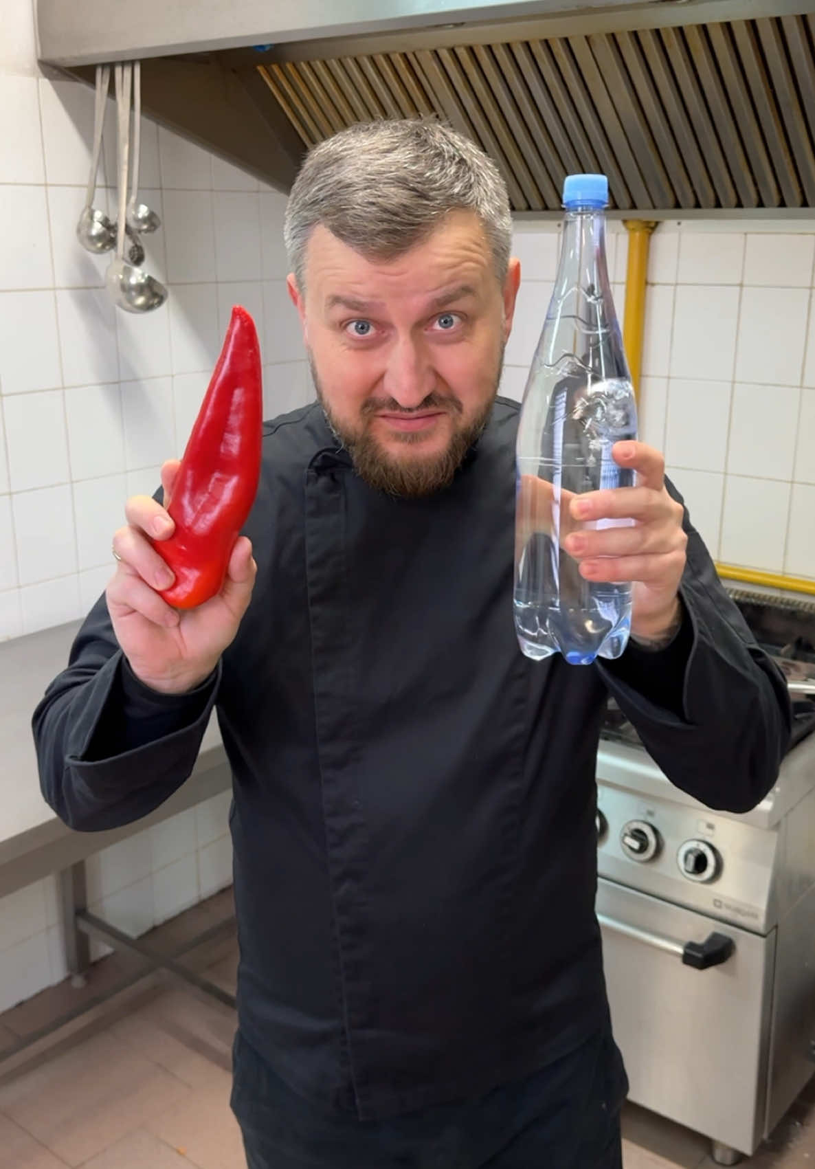 Is this the easiest way to clean a bell pepper? 🫑🔪 Testing this viral kitchen hack to see if it actually works or if it’s just another internet fail! Watch till the end for the results! 😂 #BellPepperHack