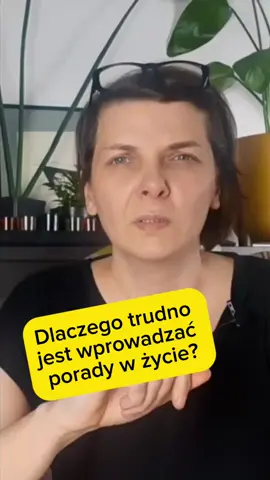 Rady typu „musisz” lub „powinieneś” rzadko przynoszą długotrwałe efekty – zamiast realnej zmiany, często prowadzą do frustracji, irytacji i wewnętrznego buntu. Dzieje się tak, ponieważ nasz umysł naturalnie reaguje oporem na takie nakazy. W tym wideo wyjaśniam, jak działa ten mechanizm i co można z tym zrobić. Zamiast forsować zmiany na siłę, warto skupić się na pracy z emocjami, które nas blokują. Uwalnianie tłumionych emocji pomaga oczyścić umysł z negatywnych myśli i przekonań, dzięki czemu łatwiej osiągnąć wewnętrzny spokój, nawet w trudnych sytuacjach. Jeśli chcesz więcej takich treści, daj znać w komentarzu! #psychologia #emocje #samorozwój #mindsetgrowth #świadomość #pracazemocjami #autodestrukcja #silnyumysł