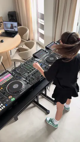 I have a holiday mix for you today, do you also miss summer as much as I do? 🤔🫶💃