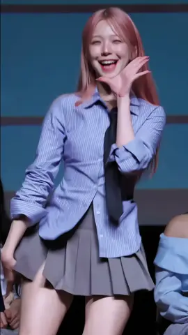 #jiheon jiheon fancam || hoje eu brinquei na rua, cai na área,cai na grama, subi no muro, foi muito legal #fromis_9 #hyuncans #fancams #fancam #moot #fyp 