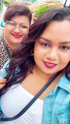 A day at @SeaWorld Orlando with my mommyy🎀🩷💙🩵 #influencer #fypシ #viralvideo #mommydaughtervibes #followme #loveyoumom 
