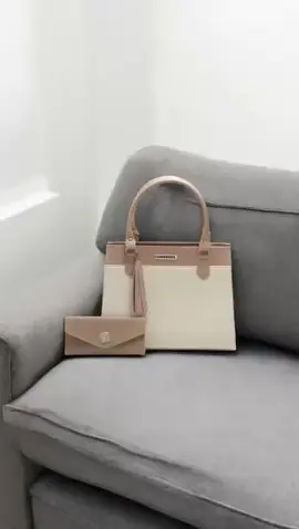 Bolsa Feminina Grande + Carteira Santorini Handbag, Transversal, tiracolo, tote. Descrição do produto Com o kit de Bolsa mais carteira Santorini handbags, você completará qualquer roupa e aprimorará a maneira como você se veste. É um elemento indispensável para levar o que você precisar para qualquer lugar, sem se preocupar em perder suas chaves, o celular ou a carteira.  Versátil e confortável Com este acessório, você poderá se destacar e acompanhar seu look em qualquer ocasião. É perfeito para todos os tipos de passeios, pois tem um design prático, confortável e elegante que você poderá pendurar nos ombros.  Para sua segurança e tranquilidade a bolsa Grande possui o fechamento em zíper que a torna um acessório completo para evitar cair ou perder seus elementos mais importantes, a   A carteira que conta com 4 compartimentos para cartões, 1 para CNH, 2 para notas e um porta moedas, o fechamento é feito com botão magnético.  MEDIDAS DA BOLSA GRANDE COMPRIMENTO: 30 cm ALTURA: 25 cm PROFUNDIDADE: |13,5 cm   MEDIDAS DA CARTEIRA COMPRIMENTO: 18,5 cm ALTURA FECHADA: 9,5 cm ALTURA ABERTA: 26,5 cm