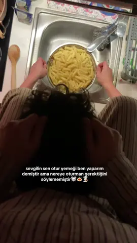 sevgilin sen otur yemeği ben yaparım demiştir ama sende onun küçük ratatouille’si olduğun için oturman gereken yer bellidir🐭🍝👩🏻‍🍳.                     #kesfet #fypp #fypviral #self #fypviralシ #couple #boyfriend #ratatouille #loveyou 