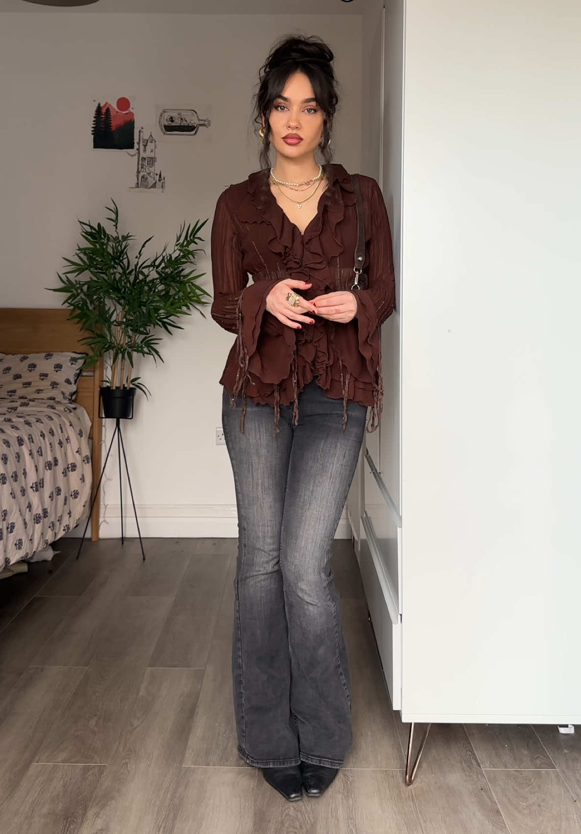 Jeans and a nice top never fails 🫶 Date night outfit ft my fave brown top! Jeans are from @Urban Outfitters #OOTD #styletips #styleinspo #outfitinspo #fashion #fitcheck #streetwear #y2k #jeansandanicetop #fashiontiktok #CapCut 