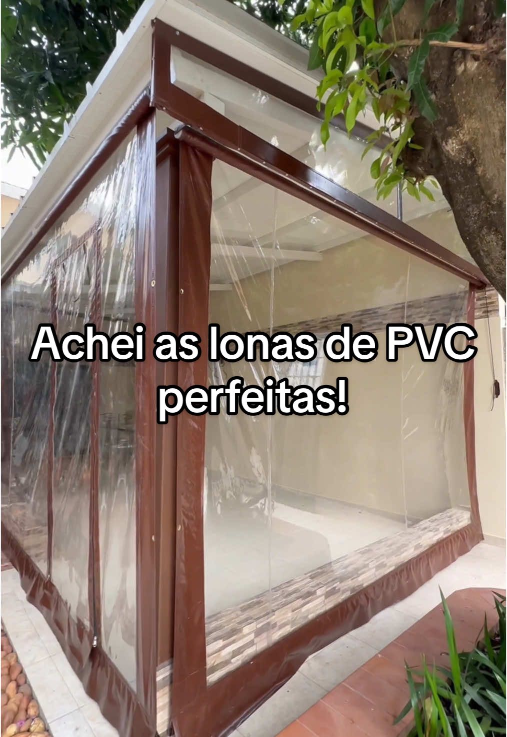 Deixei os códigos aqui na legenda! Basta digitar na barra de pesquisa no app da Shopee 🧡  Encontrei na Shopee uma loja que vende lona de pvc transparente perfeito para proteger da chuva atrás gourmet, varanda, garagem ou até mesmo as plantas! E por ser transparente continua entrando luz solar! E o melhor é que é muito mais em conta que um toldo convencional!  LONA (OPÇÃO 1): BDX-NFC-YYW LONA (OPÇÃO 2): BBC-CBH-RUX LONA + EM CONTA: AZF-DGF-HCV 💫 Compartilhe com os AMIGOS para que eles saibam desse achadinho! Lona transparente • Proteção contra chuva • Iluminação natural • Fácil de instalar • Áreas externas • Varandas • Garagens • Áreas gourmets • Proteção para plantas • Custo-benefício • Design funcional • Material resistente • Decoração prática • casa decorada #varandagourmet #areagourmet #areachurrasqueira #vaiprofy #vaiprafy #fyppage 