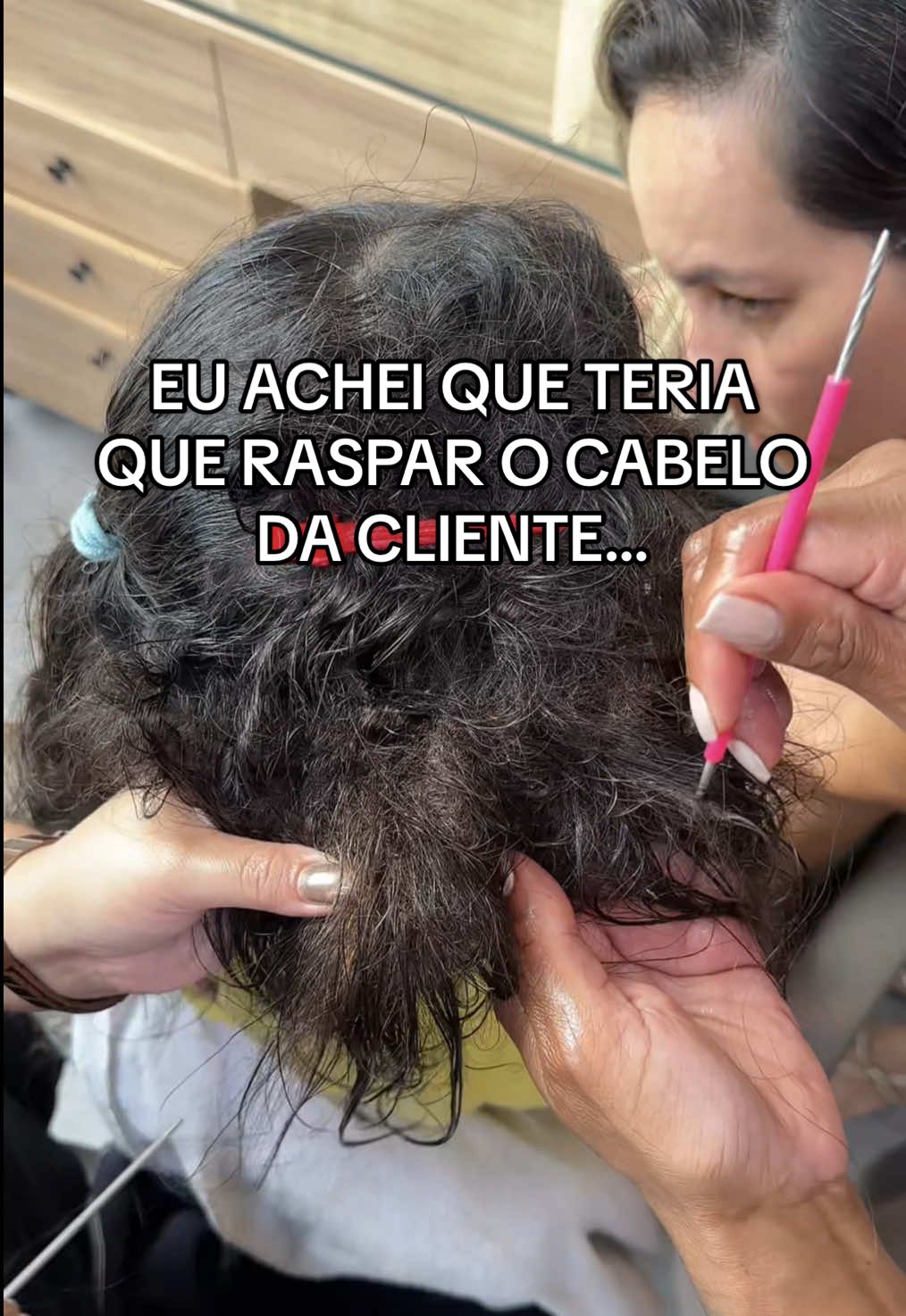 Depois de 3 dias de coque mergulhando na piscina olha como o cabelo dela ficou! Muito trabalho em equipe pra desembolar, mas deu tudo certo! ✨ #nos #cabeloembolado #coque