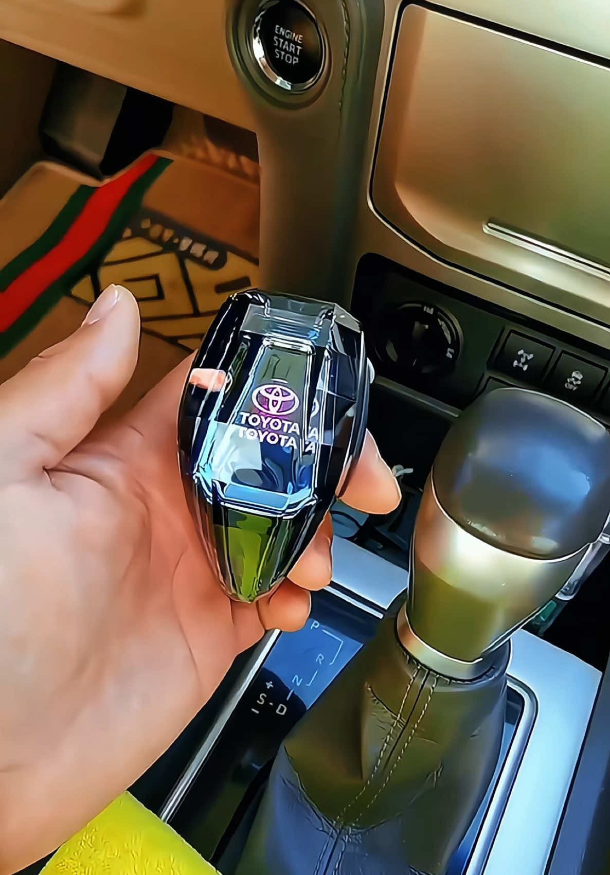 The design of this car's crystal gear shift is very unique and has attracted a lot of attention.#Car #汽车用品supplies #汽车装饰decoration 