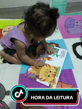 Hora da leitura por aqui com o livro Toque e Sinta. Eu insentivo ela desde os 8 meses, hoje com 10 meses ela já pega o livro sozinha, já abre e toca nos bichinhos. Já ouviu falar desse livro? #livroinfantil #toqueesinta #leitura #maternidade 