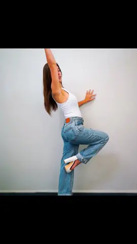 The first video to start your subscription courtesy of the beautiful Rhiannon! 
