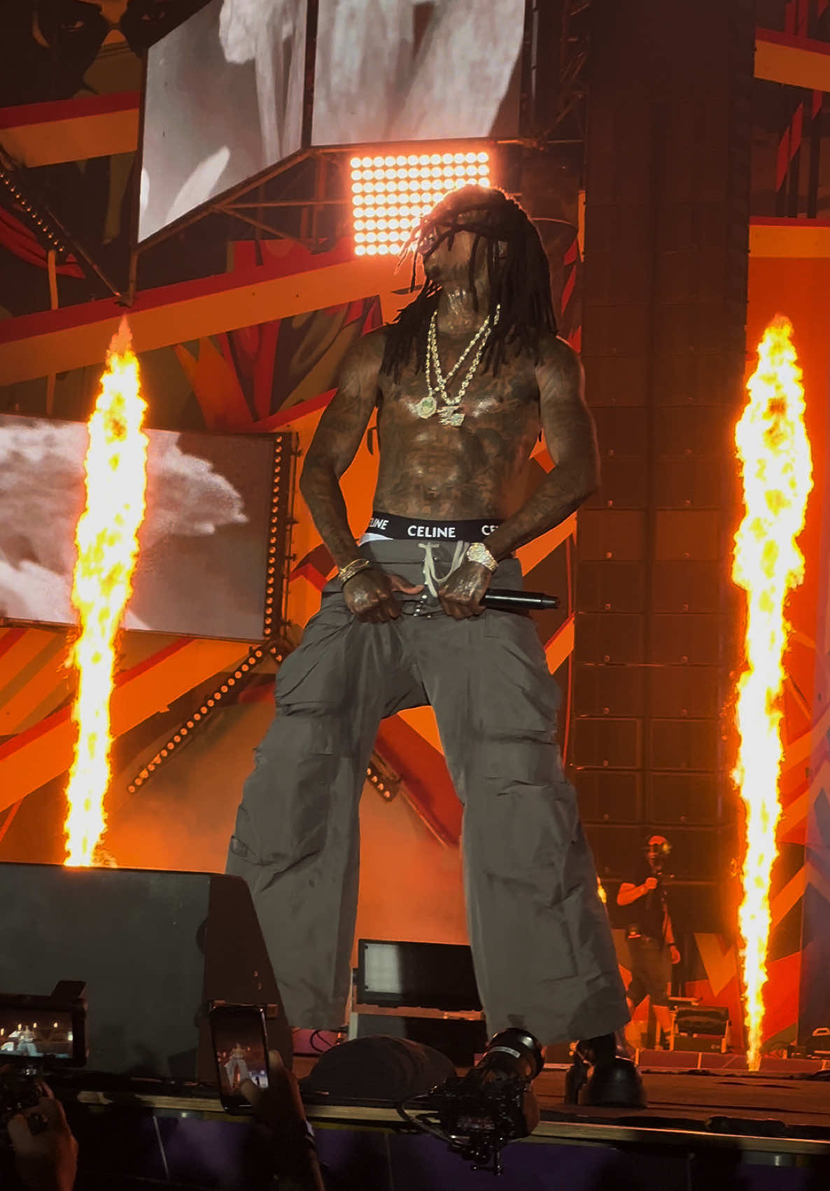 felt like posting this again cause it was incredible @Wiz Khalifa @Beach, Please! Festival #taylorgang #wedemboyz #wizkhalifa #frontrow #close 