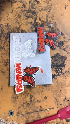 Cómo se hace un llavero o parche de hola o Plastisol . En este video te muestro el proceso #parchegorra #plastisol #etiquetas #cnc 