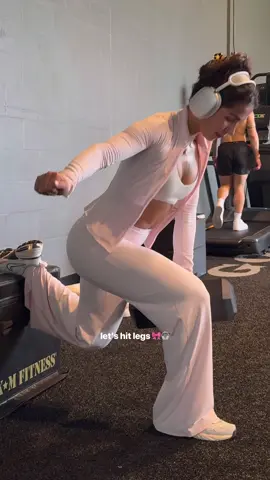 LEG DAY LETS GO 🎀💅🎧 wearing @Oner Active 🔗 in bio to shop, code BRENDA  full workout details: -4x8-10 hip thrust ( heavy )  -4x8-12 Rdl  -3x10-12 Bulgarian split squat ss with 10-12 body weight  -2x12-15 glute med kickback -2x12-15 hamstring curl