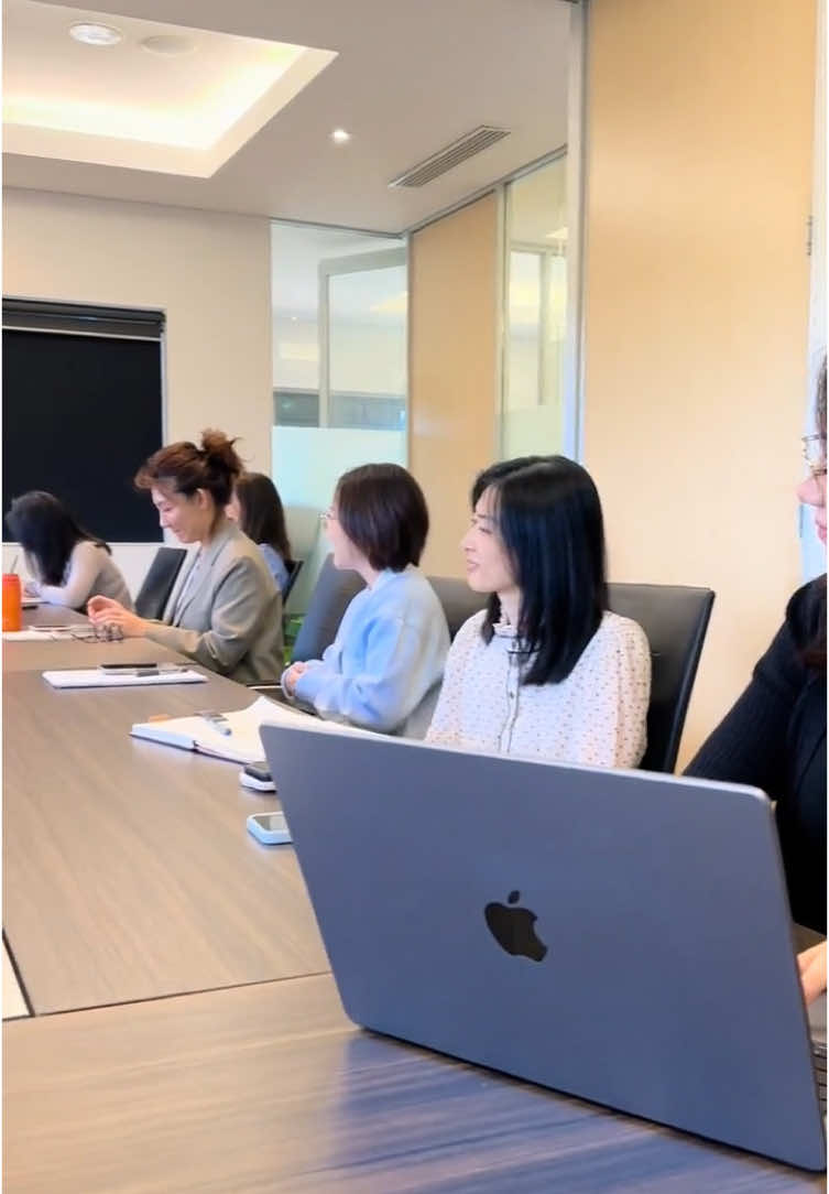 开会不止是讨论，还是一次头脑风暴！脑细胞在会议室飞舞，思路都被激活了😄#香港 #开会日常 #团队管理 