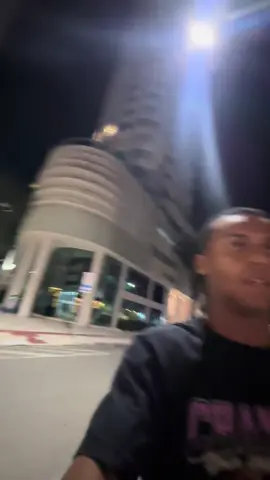 cena revoltante! Nunca senti tanta raiva na minha vida. O problema é que não podemos mudar esse tipo de pessoa m3rda. Não dá pra agir e nem falar coisa a mais na hora se não a situação piora ainda!! Tive q sair do estabelecimento pra fazer esse vídeo. 