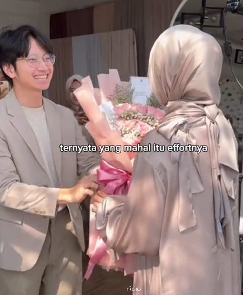 bukan bunganya yang mahal, tapi effortnya 😉 alias mumpung bentar lagi valentine jangan lupa kodein cowokmu lewat repost vt ini 😋🫰🏻 #fyp #bunga #effort #actofservice #romantis #sweet #valentine #pasanganromantis #salting #baper #bucin || cr : @shadirafirdausi @Alifa & dr.Kevin @aisyah @B&Q @Joel & Christa @RiskaRizqi @Bunga Pacet @renidaap 